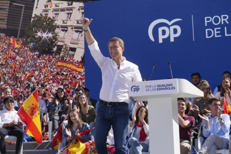 Miles de personas arropan a Feijóo en Madrid contra la amnistía