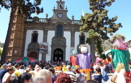 La Basílica de Teror sube la bandera de la Fiesta del Pino 