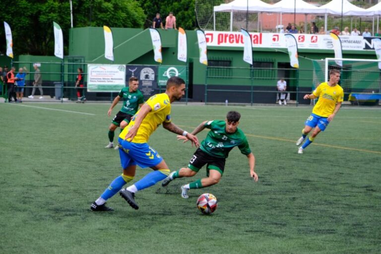 La UD Las Palmas pierde su partido amistoso contra el CD Atlético Paso