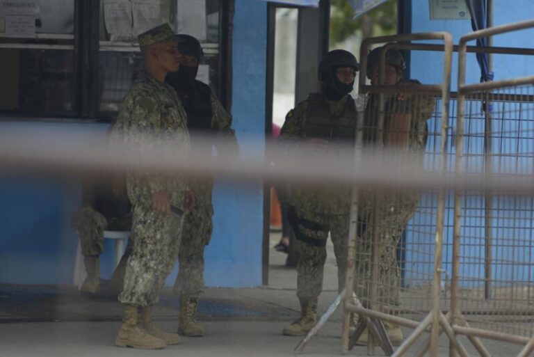 Más de medio centenar de retenidos por los presos en seis cárceles de Ecuador
