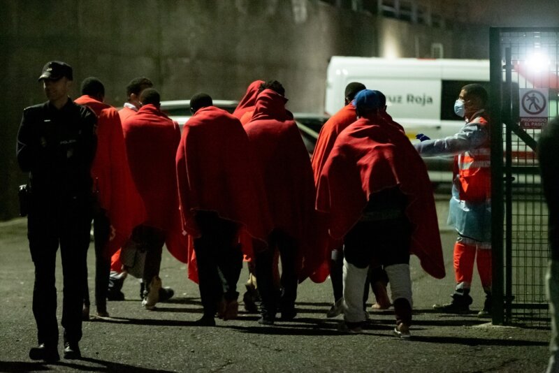 Durante la madrugada del domingo, dos embarcaciones con 50 y 6 migrantes a bordo fueron interceptadas cerca de Lanzarote y Gran Canaria, respectivamente