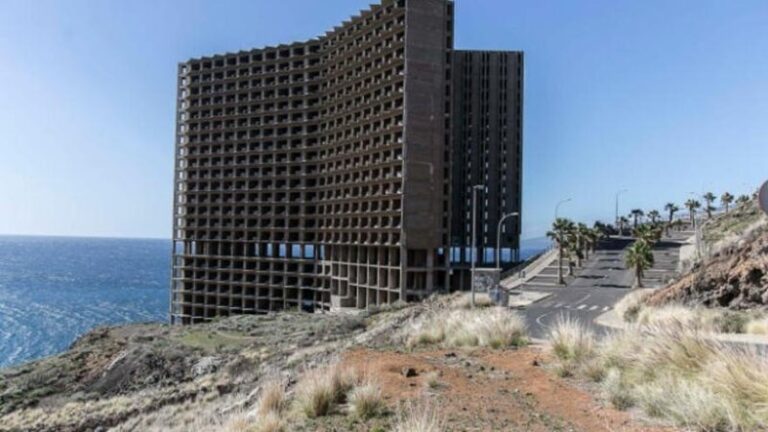 Adjudican las obras de demolición del hotel abandonado de Añaza