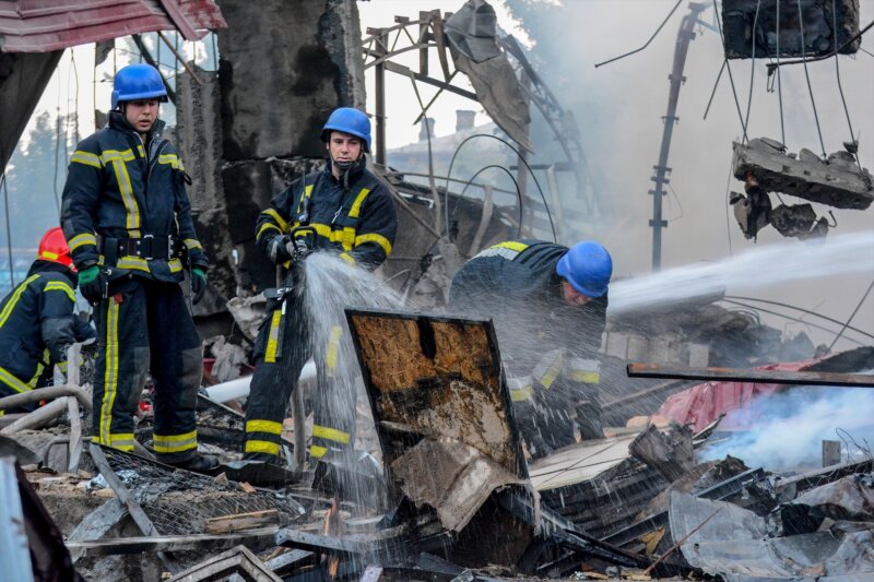 Bomberos ucranianos apagan un incendio provocado por el impacto de un misil en Kiev - Europa Press/Contacto/Aleksandr Gusev / Europa Press / Archivo