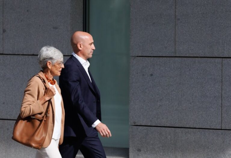 Luis Rubiales declara y el juez le impone una orden de alejamiento de Jenni Hermoso