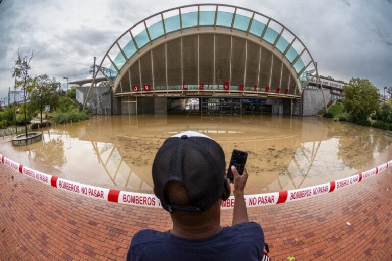 La tormenta de madrugada en Madrid causa inundaciones y rescates de personas en vehículos