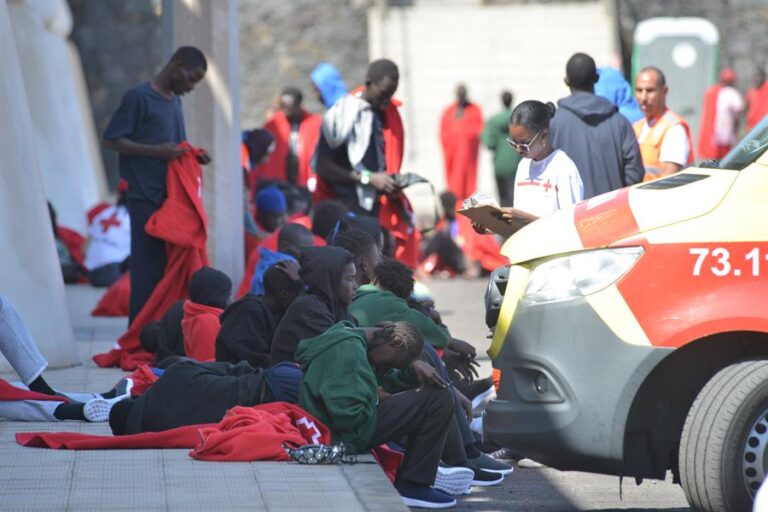 Un cayuco llega La Gomera con 140 migrantes a bordo