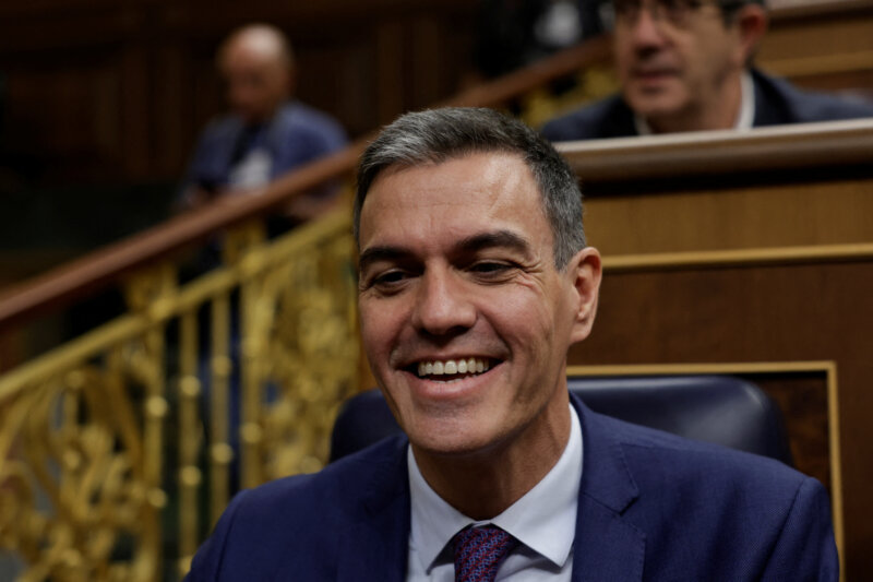 Pedro Sánchez en el Congreso de los Diputados en el debate de investidura de Feijóo / EFE / Sergio Pérez