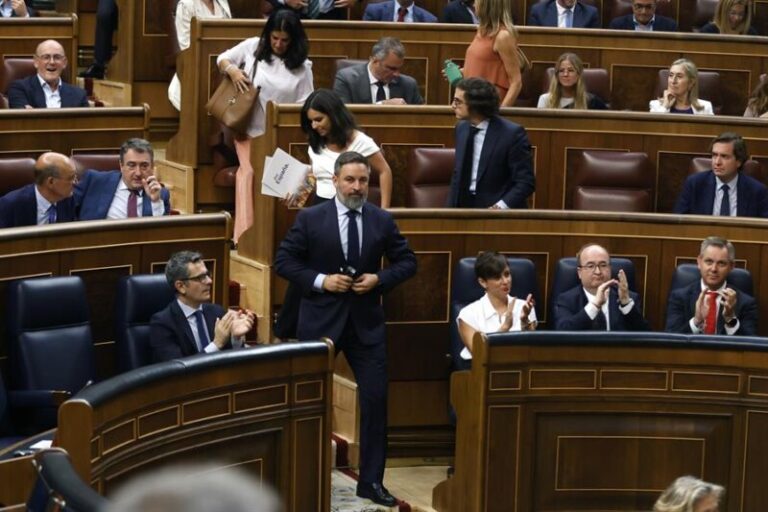 El pleno del Congreso del estreno de las lenguas cooficiales arranca en gallego y con el abandono de Vox