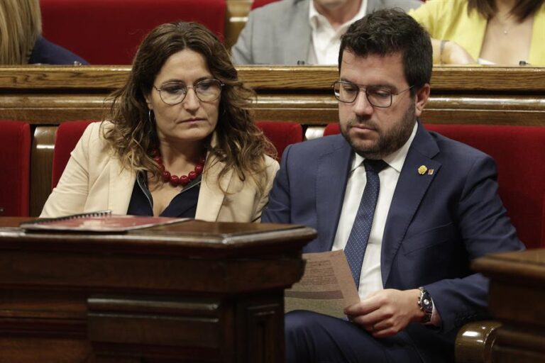 El Parlament acuerda recurrir al TC la ley de vivienda con reproches entre ERC y JxCat