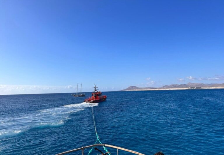 Trasladada con éxito hasta Corralejo la embarcación accidentada en Lobos