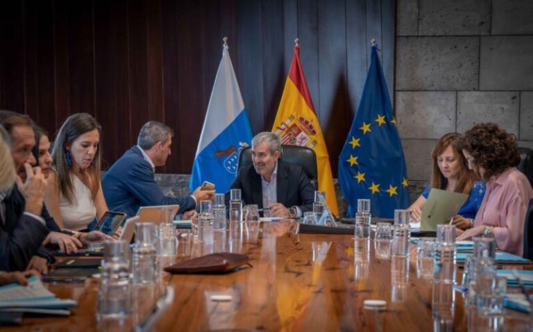 Clavijo se reúne este martes con Escrivá para abordar el repunte migratorio