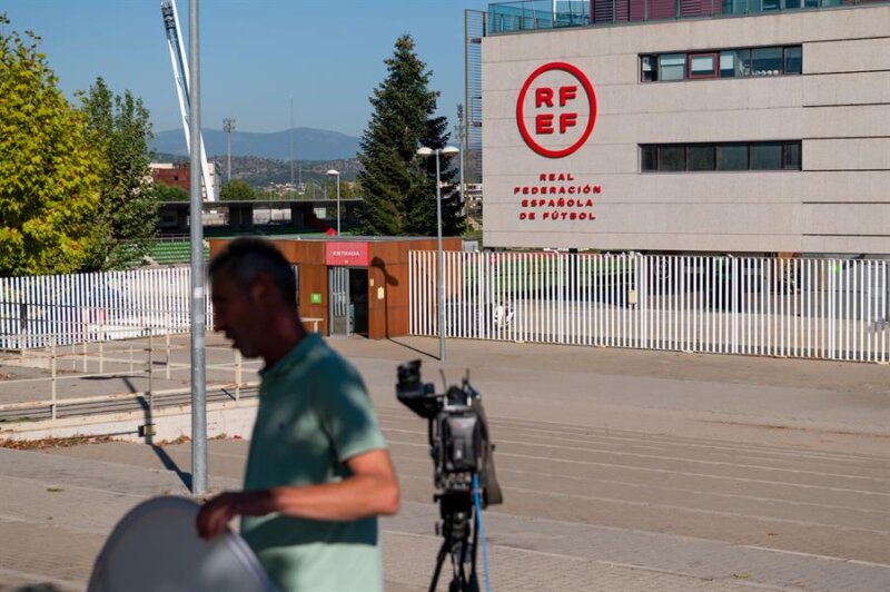 Registro en el Comité de Árbitros. Sede de la Real Federación Española de Fútbol (RFEF). EFE