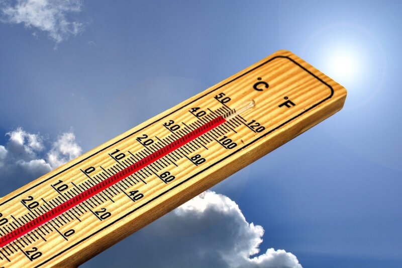 Termómetro con altas temperaturas. Ola de calor. Verano