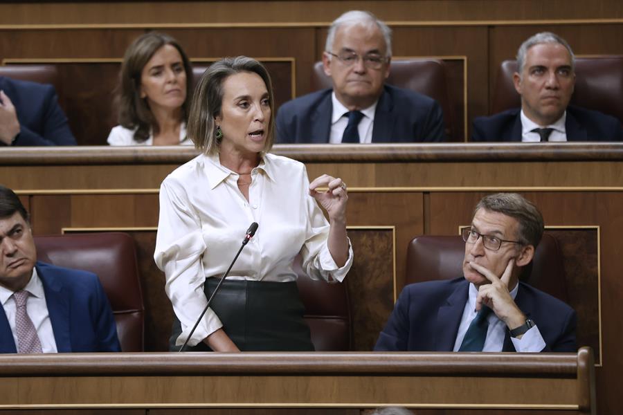 La portavoz del PP en el Congreso, Cuca Gamarra, durante el debate previo a la segunda votación de la investidura del líder del Partido Popular y candidato presidencial, Alberto Núñez Feijóo, este viernes en el Congreso. EFE/Juan Carlos Hidalgo
