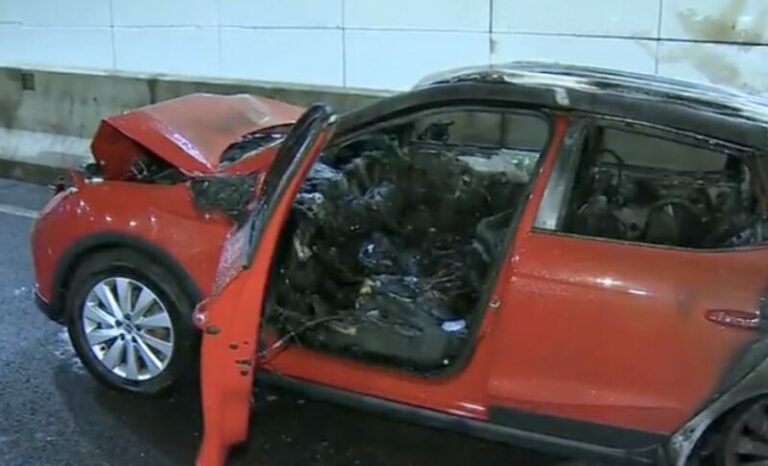 Incendio de dos vehículos tras un accidente de tráfico en Gran Canaria