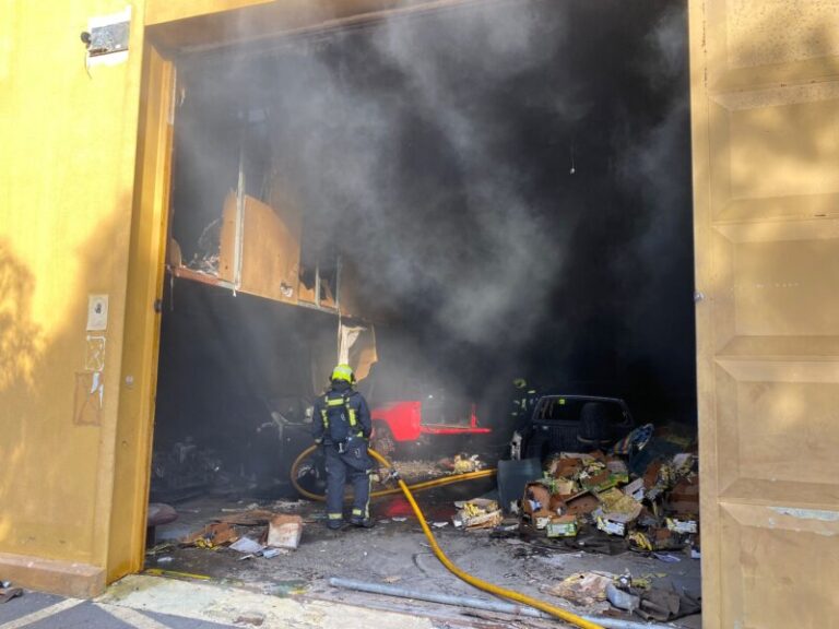 Incendio en una nave industrial de El Carrizal