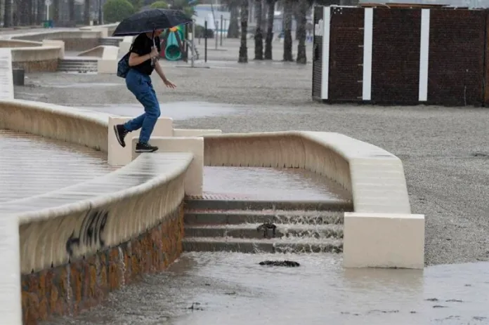 Alcanar en Tarragona acumula 215 l/m2 de agua en 24 horas y pide a vecinos que se confinen