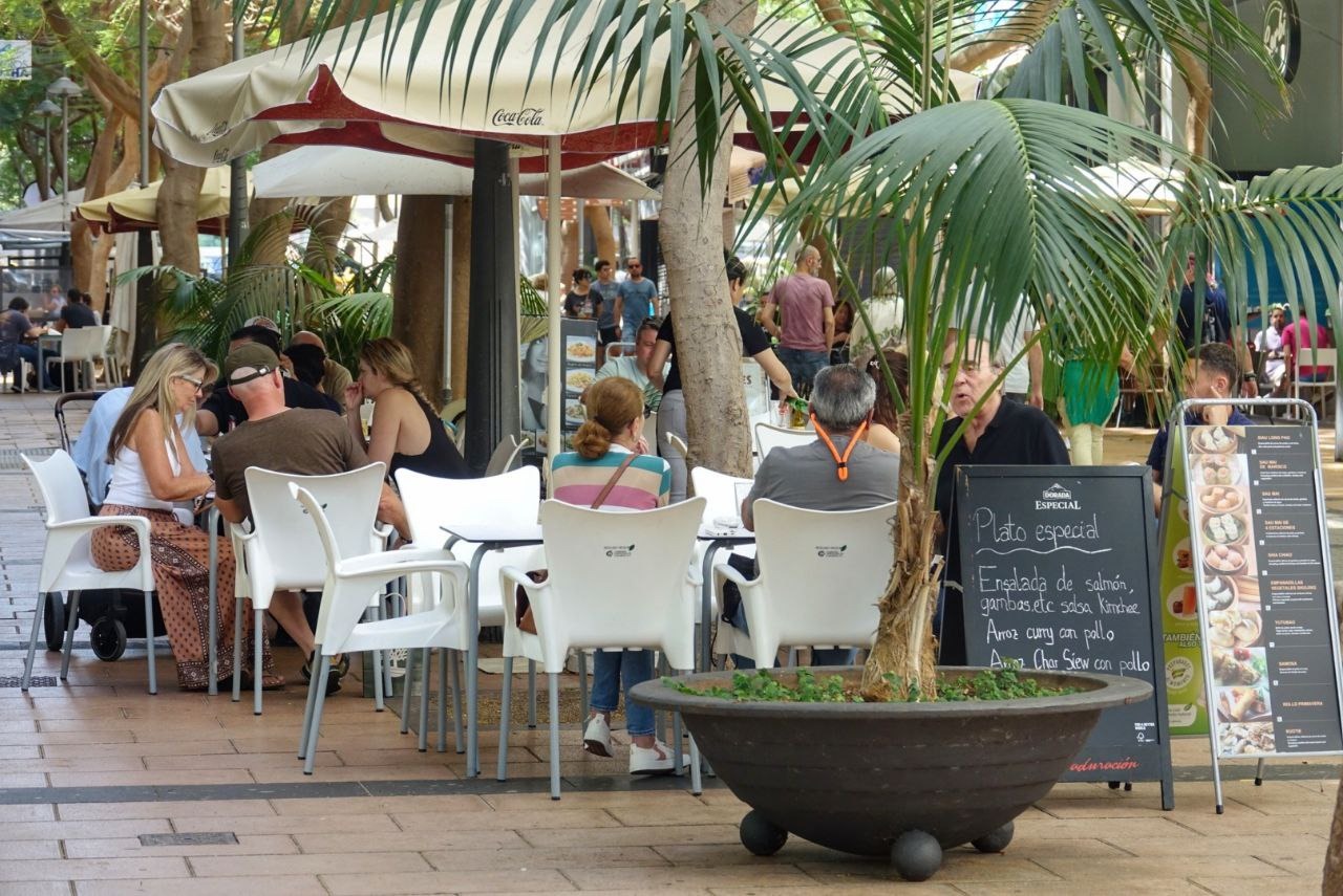 Los hoteleros de Las Palmas piden a Sanidad diálogo ante las nuevas restricciones al consumo de tabaco en terrazas. En la imagen de arriba, terrazas en Santa Cruz de Tenerife. RTVC.