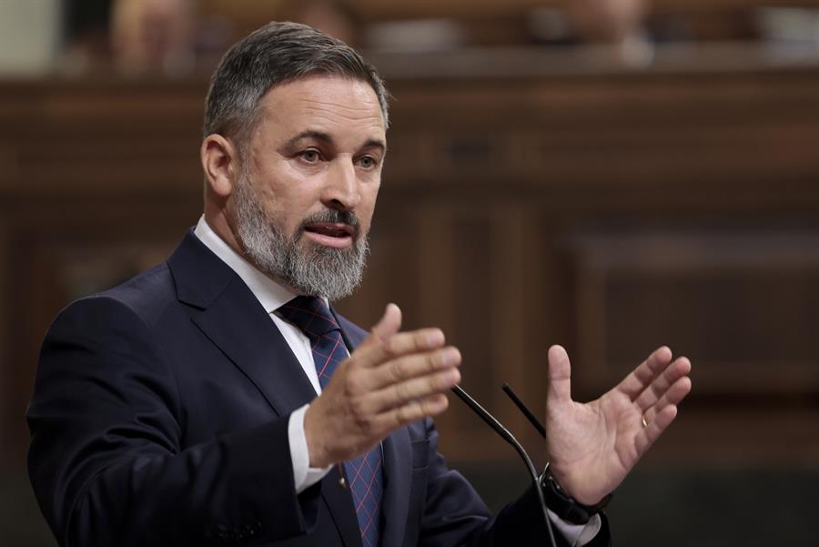El líder de VOX, Santiago Abascal interviene en la segunda votación de la investidura del líder del Partido Popular y candidato presidencial, Alberto Núñez Feijóo, este viernes en el Congreso. EFE/Sergio Pérez