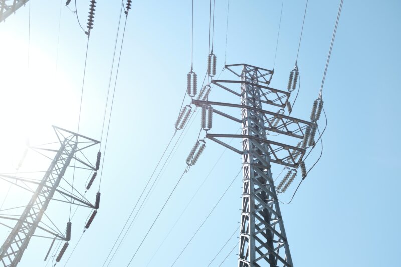 El precio de la luz vuelve a superar los 100 euros/MWh este lunes