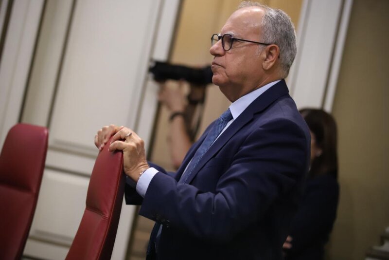 Casimiro Curbelo en Parlamento