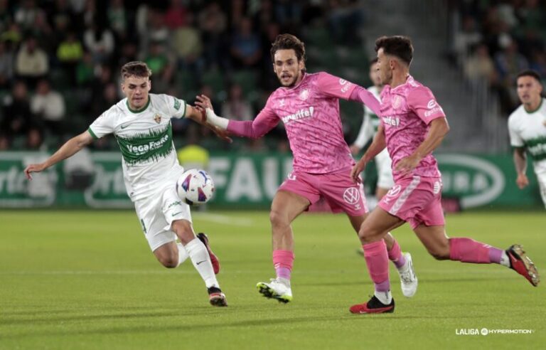 2-1. El Tenerife pierde ante el Elche que confirma su recuperación