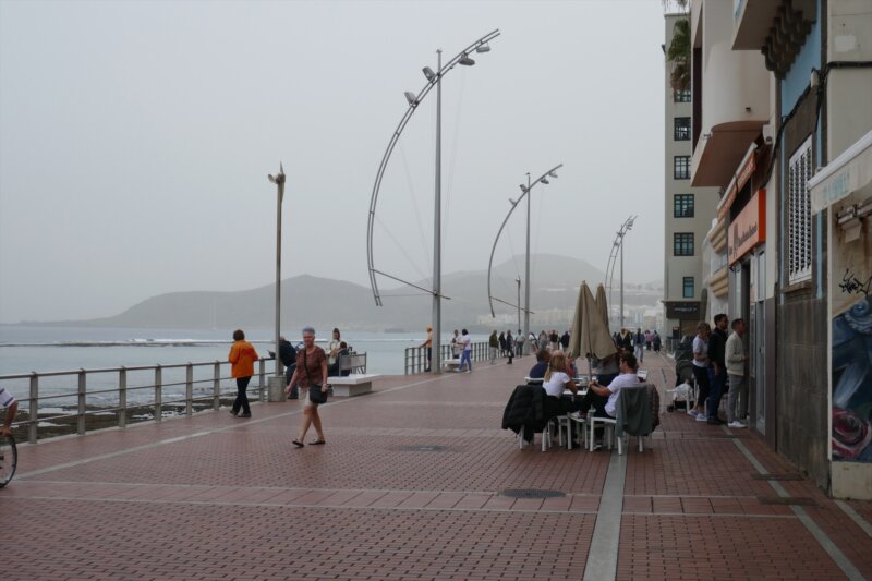 Un hombre muere mientras se hacía un selfi en la azotea de un hotel en el paseo de Las Canteras, en La