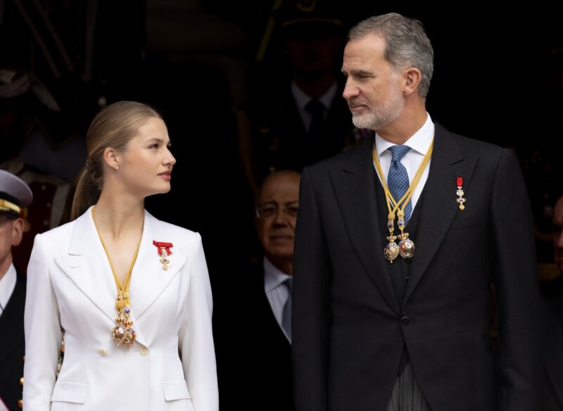 La princesa Leonor y el Rey Felipe VI a su salida tras el acto de jura de la Constitución ante las Cortes Generales, en el Congreso de los Diputados, a 31 de octubre de 2023, en Madrid (España). Eduardo Parra / Europa Press 31/10/2023