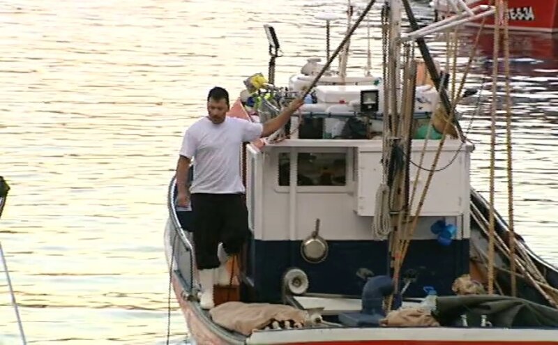 En la imagen se puede apreciar a un pescador sobre una embarcación.Los pescadores seguirán faenando gracias a la apertura de la cuota de Tuna