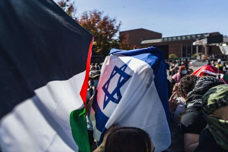 Un grupo de manifestantes a favor de la paz en Gaza entran en el Capitolio