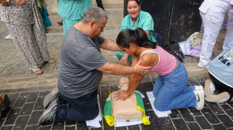Profesionales del Hospital Doctor Negrín enseñan cómo hacer una reanimación cardiopulmonar para salvar vidas