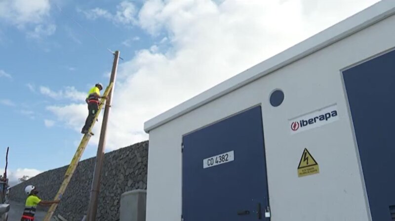 Trabajos en la reconstrucción de la red eléctrica afectada por el volcán de La Palma