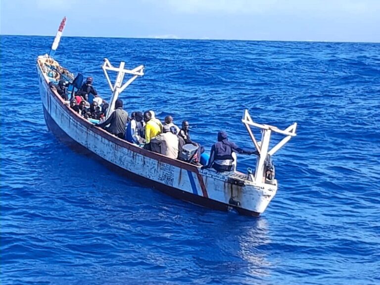 Llegan cinco embarcaciones con más de 300 migrantes a Canarias