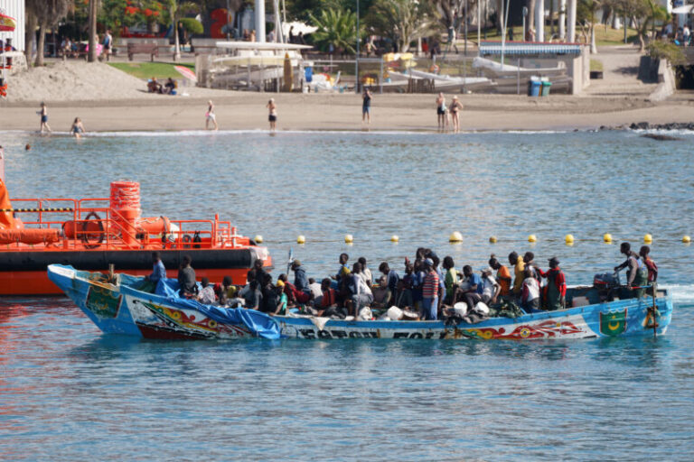 El Parlamento de Canarias pide el traslado ágil de migrantes por el territorio nacional