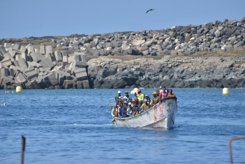 Un cayuco a su llegada a Canarias