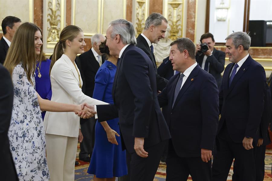 31/10/2023.- La princesa Leonor (2i), junto a la infanta Sofía (i), la reina Letizia (3i) y el rey Felipe VI (4i), saludan a presidentes autonómicos, entre ellos el Presidente de Canarias (1i), tras jurar la Constitución ante las Cortes Generales en el día de su 18 cumpleaños, en una ceremonia celebrada este martes en el Congreso de los Diputados que representa el hito más importante de su trayectoria institucional y pavimenta el camino para que algún día se convierta en reina. EFE/ Chema Moya