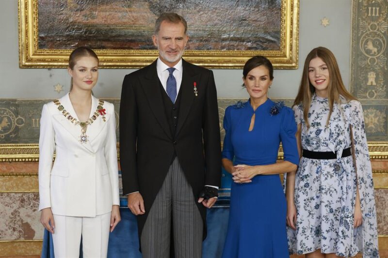 31/10/2023.- Los reyes Felipe y Letizia, junto a la princesa Leonor y la infanta Sofía, posan para los medios tras la imposición del Collar de la Orden de Carlos III a la princesa de Asturias, en un acto celebrado en el salón de Carlos III del Palacio Real, tras la jura de la Constitución de la Princesa de Asturias por su mayoría de edad ante las Cortes Generales, en una solemne sesión conjunta de las dos cámaras legislativas que se ha celebrado este martes en el hemiciclo de la Cámara Baja. EFE/JuanJo Martín POOL