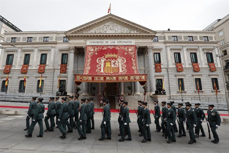 31/10/2023.- Varios guardias civiles pasan ante las puertas del Congreso de los Diputados, este martes, antes de la llegada de Leonor de Borbón que jura la Constitución en el día de su 18 cumpleaños, una ceremonia que representa el hito más importante de su trayectoria institucional y pavimenta el camino para que algún día se convierta en reina. EFE/ Sergio Pérez