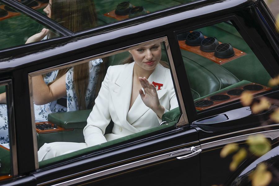 31/10/2023.- La princesa Leonor (c), acompañada por la infanta Sofía, a bordo del Rolls Royce Phamton IV escoltadas por la Guardia Real Motorizada saluda a los ciudadanos a su paso por la calle Mayor en su trayecto hacia el Congreso de los Diputados, donde este martes tiene lugar la jura de la Constitución de la Princesa de Asturias por su mayoría de edad ante las Cortes Generales, en una solemne sesión conjunta de las dos cámaras legislativas que se celebra este martes en el hemiciclo de la Cámara Alta. EFE/Rodrigo Jiménez