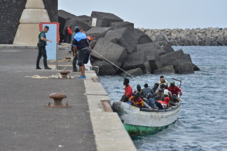 Jornada intensa de traslados y llegadas de migrantes en El Hierro