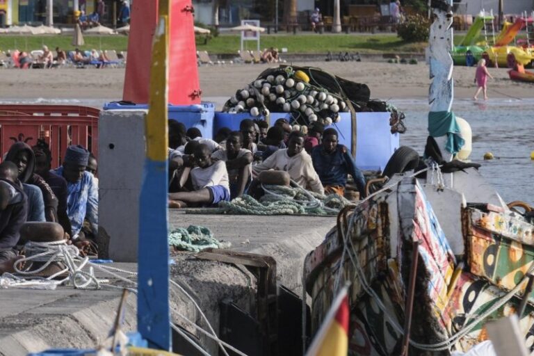 Salvamento auxilia a cinco cayucos con 570 migrantes a bordo