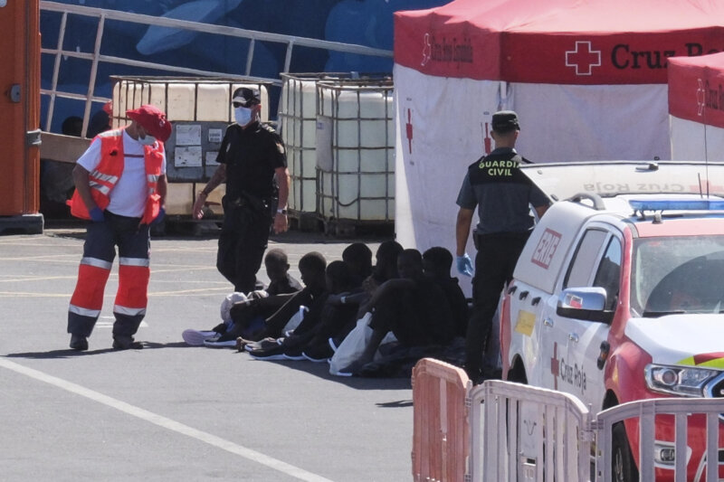 Migrantes llegados al puerto de Los Cristianos de Tenerife que viajaban en un cayuco rescatado en aguas canarias