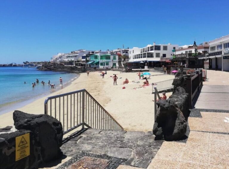 Rescatan a una mujer en estado grave tras sufrir un ahogamiento en Playa Blanca, Lanzarote
