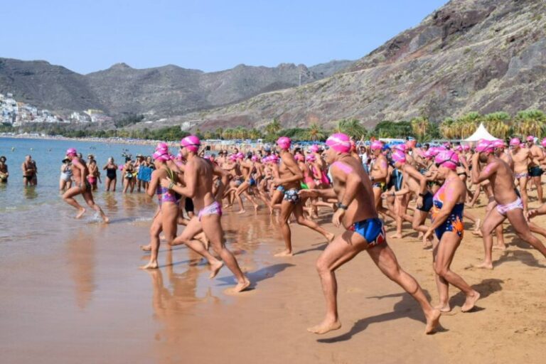 La XI travesía a nado Ámate tiñe de rosa Las Teresitas para concienciar en la lucha contra el cáncer de mama