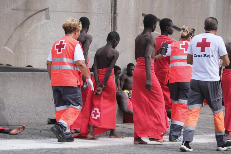 Salvamento Marítimo ha trasladado este martes al puerto de Granadilla (Tenerife) a los 77 ocupantes de un cayuco localizado al sur de la isla, entre ellos dos mujeres y 23 menores. Varias de las personas que iban en el cayuco han necesitado asistencia médica al llegar a tierra y una de ellas fue rescatada en estado inconsciente. EFE/Alberto Valdés