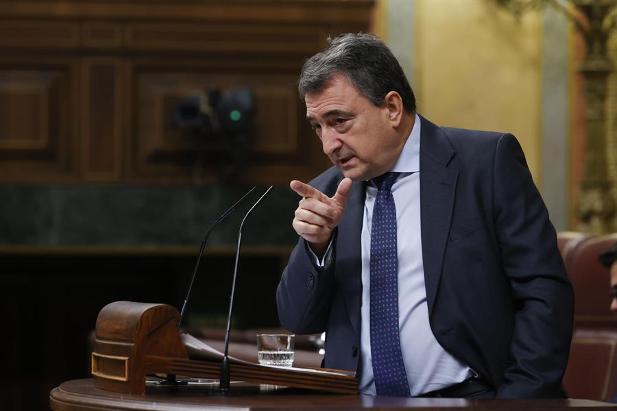El portavoz del PNV Aitor Esteban interviene durante la segunda jornada de la investidura del secretario general del PSOE Pedro Sánchez celebrada en el Congreso de los Diputados en Madrid, este jueves. EFE / Javier Lizón
