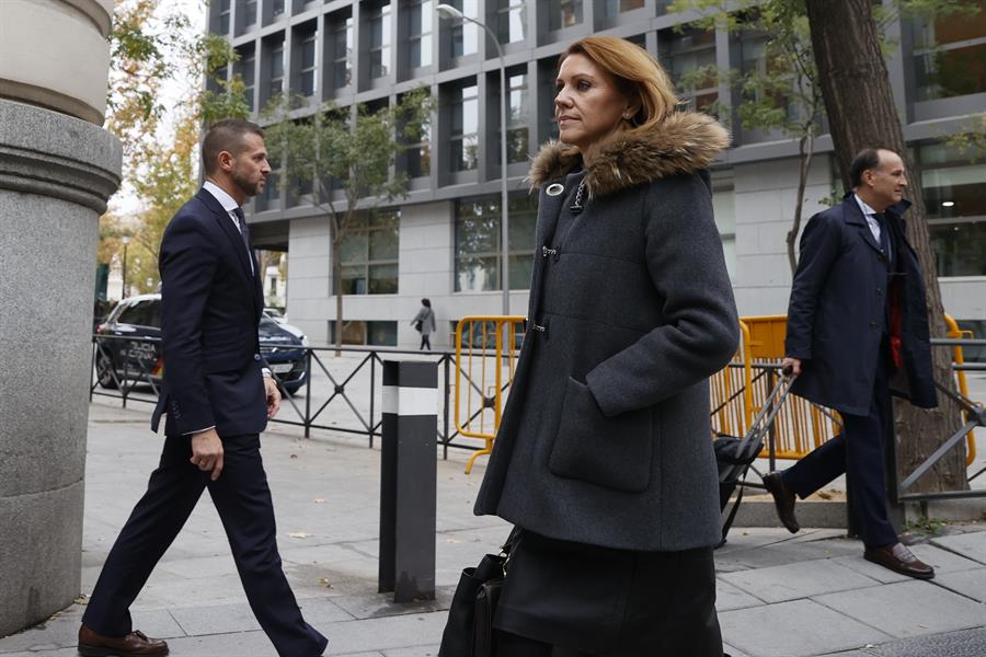 La ex secretaria general del PP María Dolores de Cospedal a la salida este martes de la Audiencia Nacional tras declarar como testigo ante el juez Manuel García Castellón en la investigación sobre supuestas presiones al extesorero Luis Bárcenas o a su abogado para que no se difundieran informaciones sobre la trama Gürtel. EFE/Mariscal