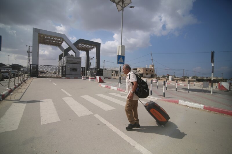 Un hombre junto al paso de Rafá, situado en el sur de la Franja de Gaza y en la frontera con Egipto, en medio de la ofensiva de Israel contra el enclave palestino tras los ataques lanzados el 7 de octubre por el Movimiento de Resistencia Islámica (Hamás) / Khaled Omar / Europa Press / Archivo