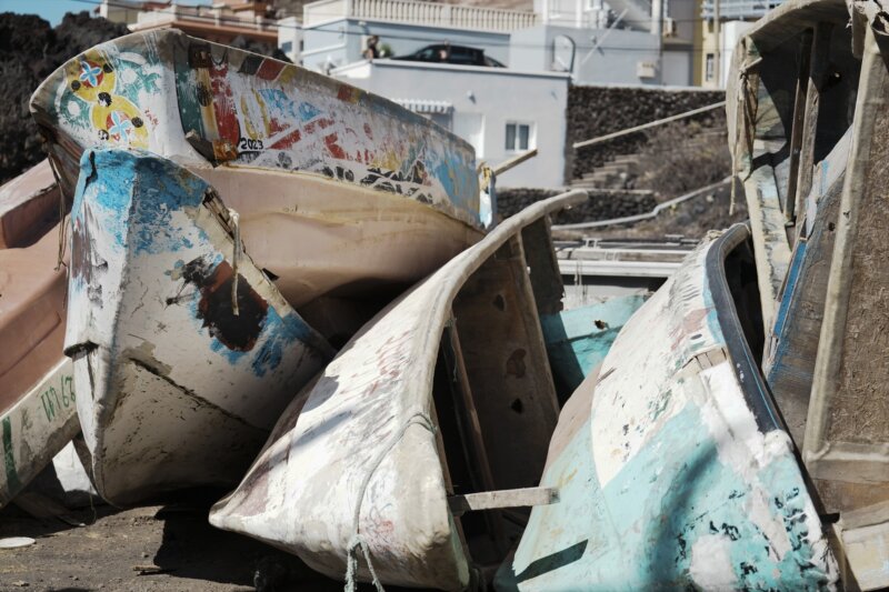 Varios cayucos encallados en los alrededores del Puerto de la Restinga. Imagen H.Bilbao / Europa Press