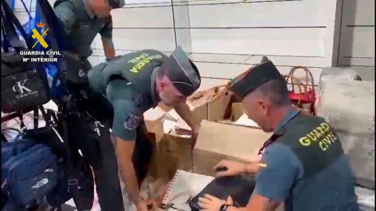 Intervienen en un comercio de Fuerteventura más de 3.100 prendas y artículos falsificados